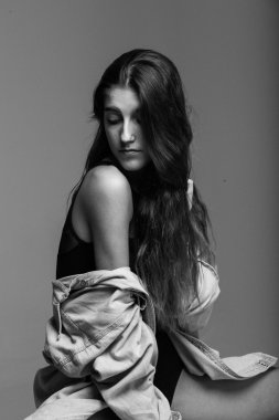 kadın erkek gömlek aşağı bakıyor