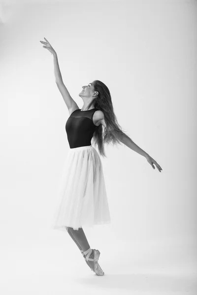 Danseur de ballet debout sur les orteils en position de danse — Photo