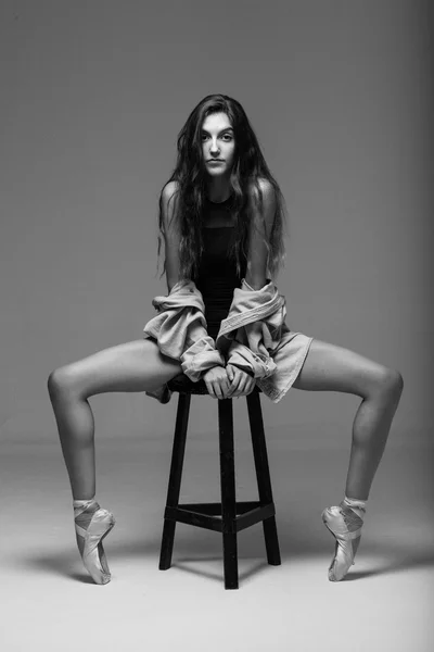 Danseuse de ballet assise sur une chaise et regardant la caméra — Photo