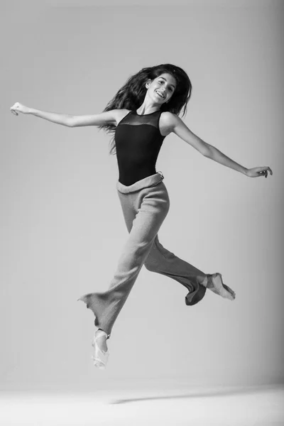 Danseur montrant la position du ballet en action — Photo