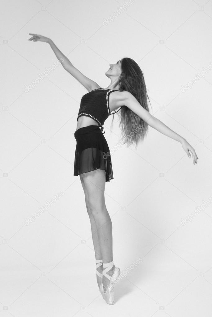 Foto de Bailarina Em Pé Com Os Dedos Dos Pés e mais fotos de stock de  Dançarina de Balé - Dançarina de Balé, Ângulo Agudo, Balé - iStock