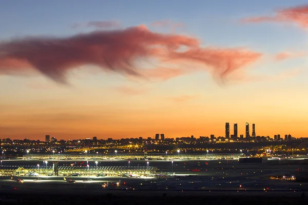 Kilátás Madridi Repülőtér Naplementekor Fények Város Gyönyörű Narancs Kék Felhős — Stock Fotó