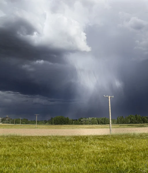 Black Cloudy Sky Storm Green Fields Rain Can Seen Falling — Stock Photo, Image