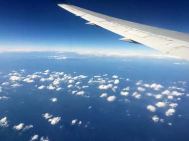 Airpalne bulut ve mavi gökyüzü üzerinde