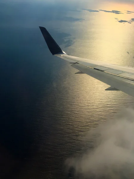 Airpalne akşam saat içinde belgili tanımlık bulut üzerinde — Stok fotoğraf