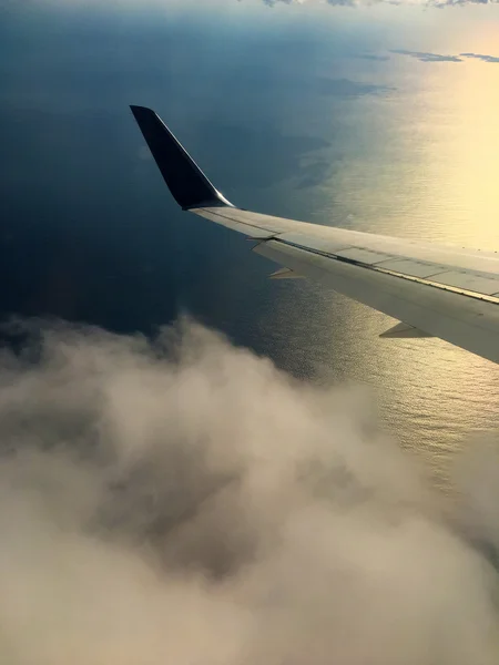 Airpalne στο σύννεφο το πρωί ώρα — Φωτογραφία Αρχείου
