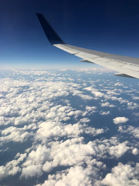Літак на хмарі — стокове фото