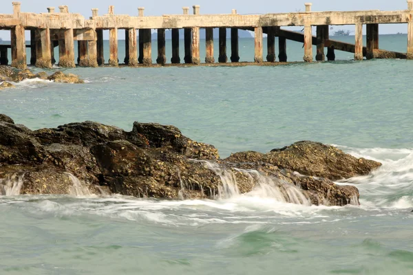 La roca en la playa —  Fotos de Stock