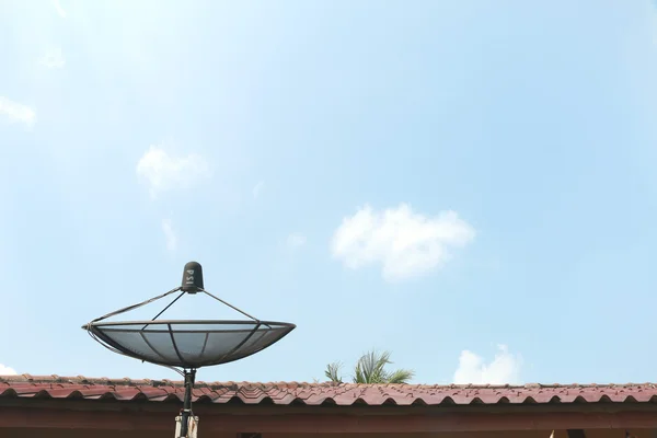 Satelitní parabola instalované na střeše k připojení televizoru — Stock fotografie