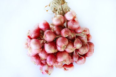 Ahşap arka plan üzerinde kırmızı soğancık