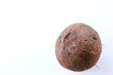 Beyaz zemin üzerine Hindistan cevizi kabuğu