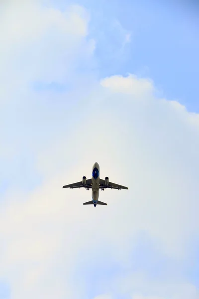 Avião no céu — Fotografia de Stock