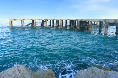 Öğleden sonra güneş ışığı ile denizde liman tekne