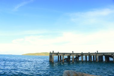 Öğleden sonra güneş ışığı ile denizde liman tekne