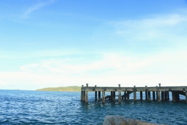 Öğleden sonra güneş ışığı ile denizde liman tekne