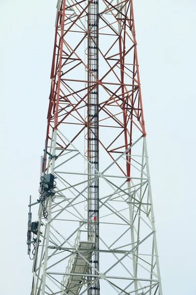 Base de pilar de satélite station.Satellite antena — Fotografia de Stock