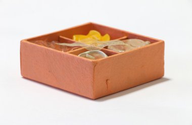 Beyaz arka plan üzerinde mum spa