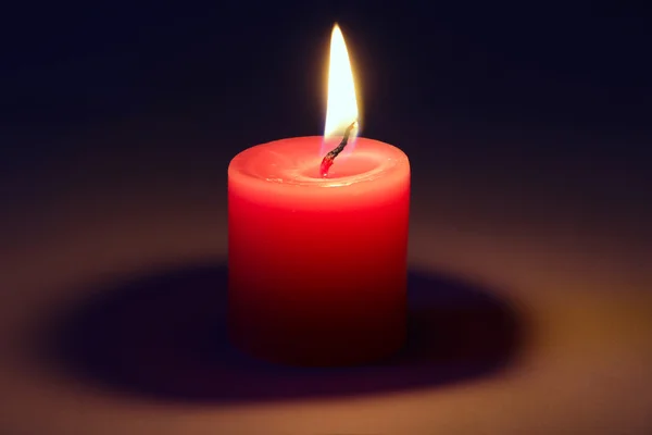 Luz de la vela en la sala de noche — Foto de Stock