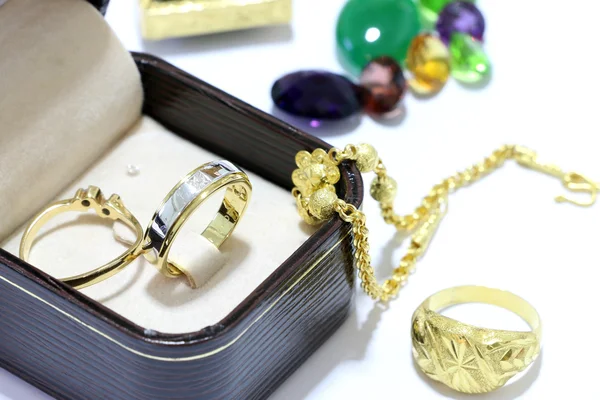 Jóias preciosas, Anéis com diamantes e ouro, Esmeraldas e corais em libras preciosas — Fotografia de Stock