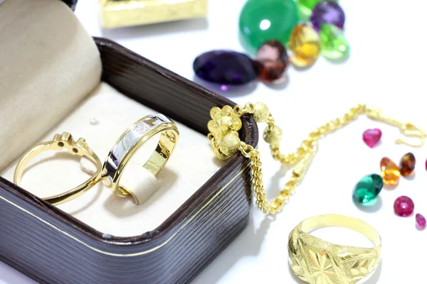 Jóias preciosas, Anéis com diamantes e ouro, Esmeraldas e corais em libras preciosas — Fotografia de Stock