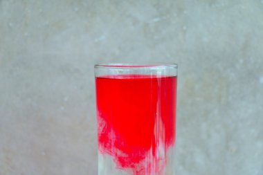 Damla su ve su cam çimento duvar arka plan önünde ahşap masa üzerindeki etkisini 