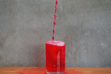 Damla su ve su cam çimento duvar arka plan önünde ahşap masa üzerindeki etkisini 