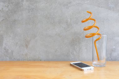 Su cam çimento duvar arka plan önünde ahşap masa üzerinde 