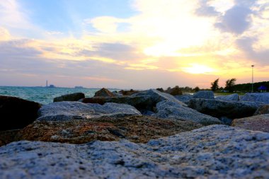 Akşam saat arasında günbatımı Pmy Beach'de rock duvara