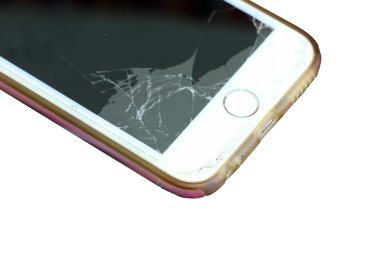 Beyaz arka plan üzerinde kırık akıllı telefon