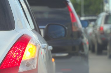 Akşam zamanında, bulanık arabalar yolda trafik sıkışıklığı