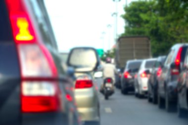 Akşam zamanında, bulanık arabalar yolda trafik sıkışıklığı