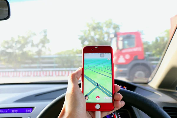 Pokemon na: Řidič hru Pokémon jít na auto při jízdě na 11 srpen 2016 — Stock fotografie