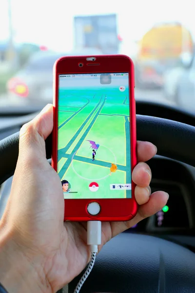 Pokemon GO: Motorista jogar pokemon ir no carro durante a condução em 11 Aug 2016 — Fotografia de Stock