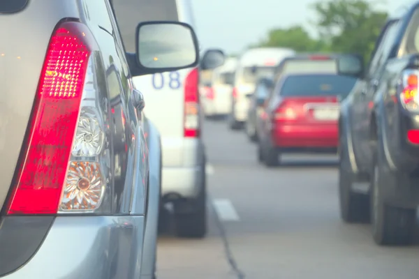 Akşam zamanında, bulanık arabalar yolda trafik sıkışıklığı