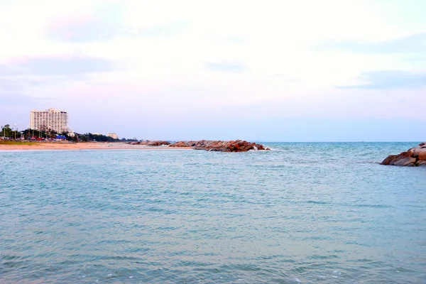 La pared de roca en la playa de PMY en el tiempo de la tarde entre el atardecer —  Fotos de Stock