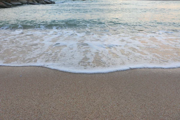 Wave havet på stranden i kvällstid — Stockfoto