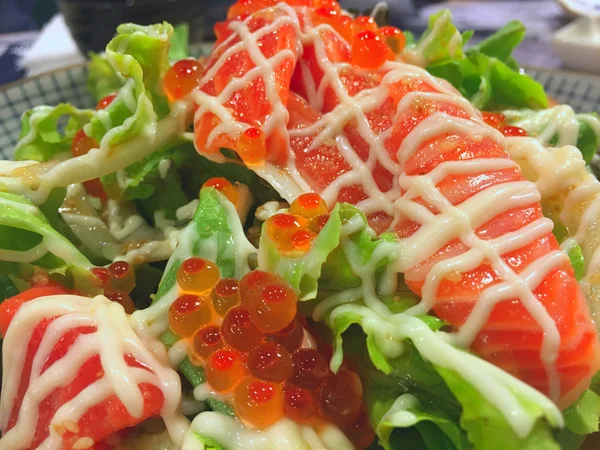 Comida japonesa, rolo de sushi e sal de salmão assado — Fotografia de Stock