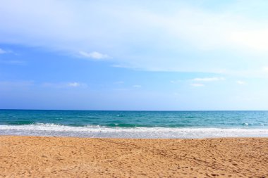 Öğleden sonra güneş ışınları, Mea Ramphueng beach - Rayong Tayland altında deniz ve mavi gökyüzü güzel kumsalda.