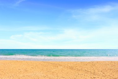 Öğleden sonra güneş ışınları, Mea Ramphueng beach - Rayong Tayland altında deniz ve mavi gökyüzü güzel kumsalda.