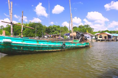 Khlung bölgesinde Harbour-Chanthaburi Thai insanlar 2 Şubat 2016 tarihinde Khlung bölgesine geliyor: evde dinlenmek ve Khlung Nehri üzerinde Mangrove ormanda deniz gıda yeme için-Chanthaburi Tayland.
