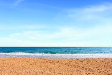 Öğleden sonra güneş ışınları, Mea Ramphueng beach - Rayong Tayland altında deniz ve mavi gökyüzü güzel kumsalda