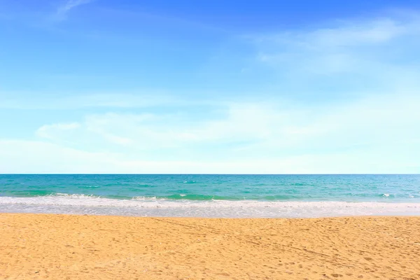 Beautiful beach on the sea and blue sky under the afternoon sun light, Mea Ramphueng beach -Rayong thThailand . — стоковое фото