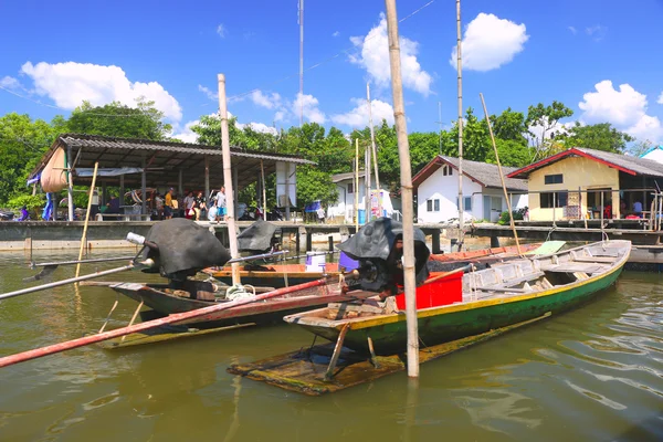 Porto no distrito de Khlung - Chanthaburi O povo tailandês vem ao distrito de Khlung em 2 de fevereiro de 2016: para relaxar em casa e comer comida do mar na floresta de manguezais no rio Khlung - Chanthaburi Tailândia .. — Fotografia de Stock