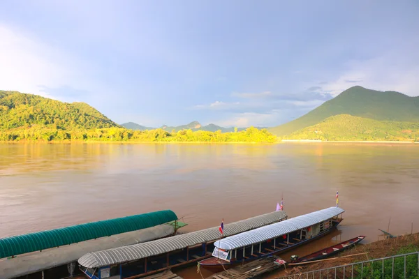 Die flussgrenze zwischen thailand und laos unter der nachmittagssonne - kongfluss grenze — Stockfoto