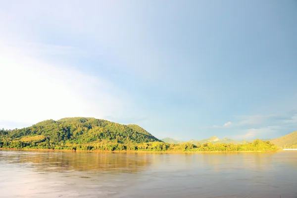 A fronteira fluvial entre a Tailândia e o Laos sob a luz do sol da tarde - fronteira com o rio Kong Fotos De Bancos De Imagens