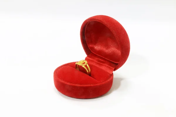 Кольцо на красной коробке — стоковое фото