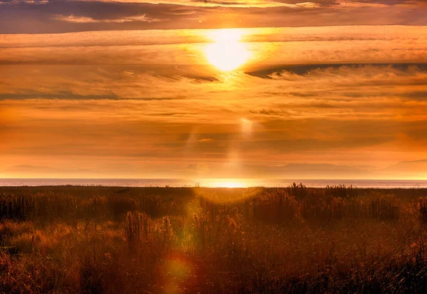 Atemberaubende Landschaft Bei Sonnenuntergang Linsenblitze Und Sonnenstrahlen Schaffen Eine Wunderschöne — Stockfoto