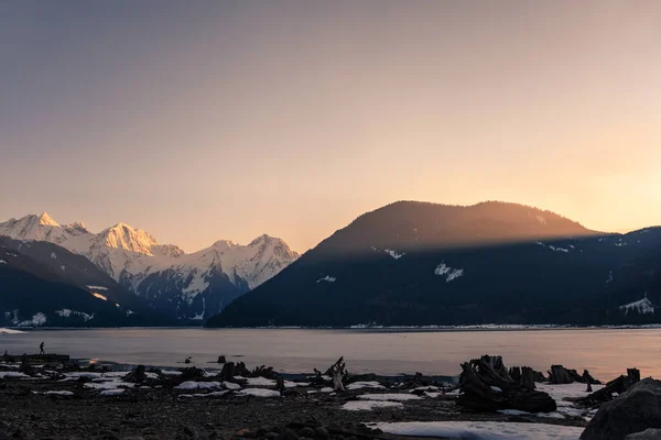 Krásná Zimní Krajina Hory Osvětluje Zapadající Slunce Jezero Zamrzlé Vrcholcích — Stock fotografie