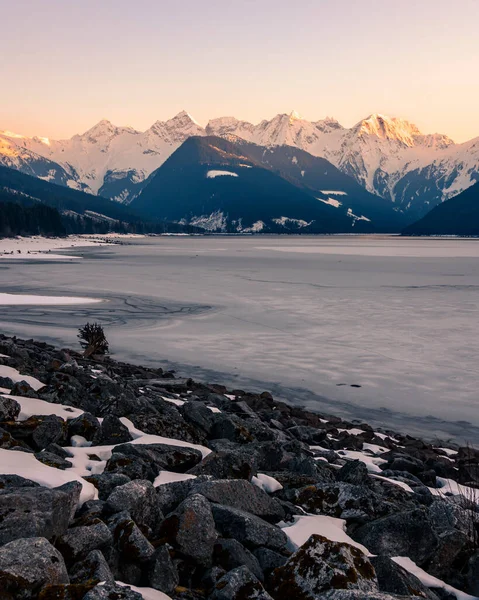 Güzel Kış Manzarası Dağlar Batan Güneşle Aydınlanır Göl Dondu Zirvelerde — Stok fotoğraf