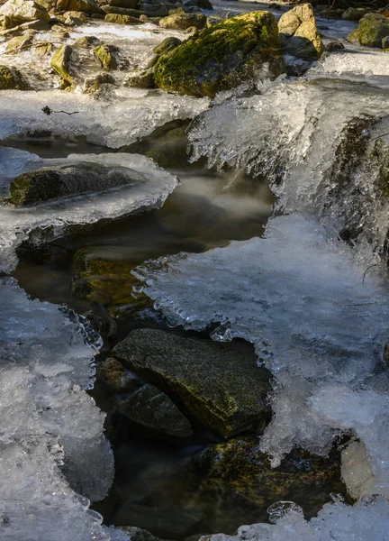 Schöner Gefrorener Wasserfall Winter Überall Gefrorenes Wasser Und Eis Erstaunliche — Stockfoto